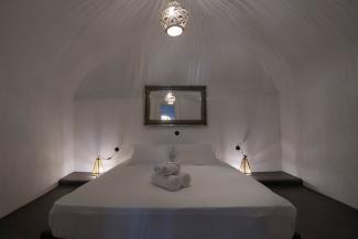 Deluxe Suite with Outdoor Hot Tub- Anafi
