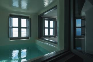 Junior Suite with Indoor Plunge Pool and Caldera View-Ios