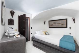 Junior Suite with Indoor Plunge Pool and Caldera View-Ios