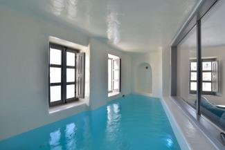 superior-suite-with-Indoor-plunge-pool-and-caldera-view--santorini.jpg